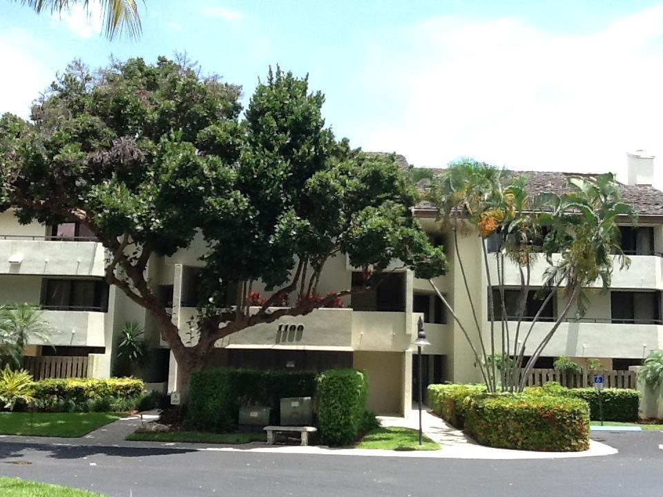 Lovely 3 bedroom 3 bath unit overlooking Harbor Village Marina and located within Old Port Cove. 3rd bedroom is set up with an office and includes a double size futon for sleeping.WifI, water and basic cable included. A gorgeous unit with upscale furnishings. Please view photos and map together with the MLS report.