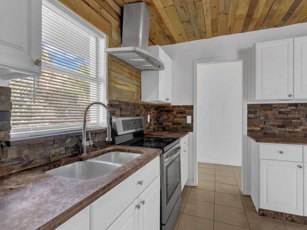 Photo of 703 5th Place SW, Vero Beach, FL 32962 (MLS # R11157523)