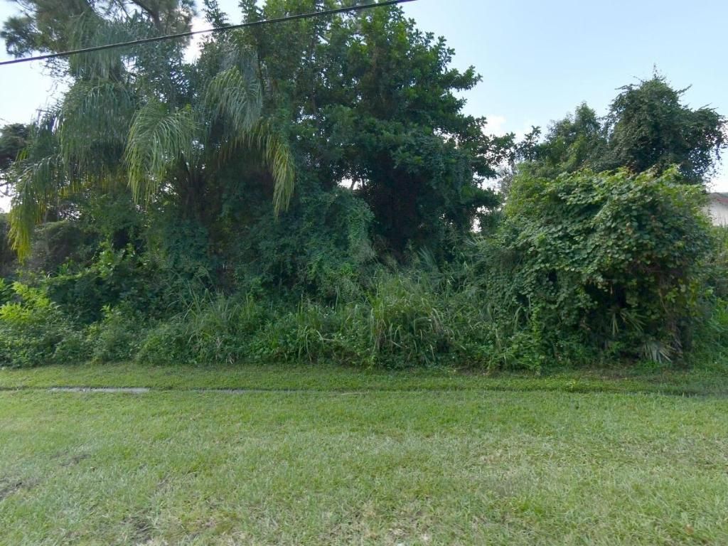 Photo of 232 SW Crescent Avenue, Port Saint Lucie, FL 34984 (MLS # R11153571)
