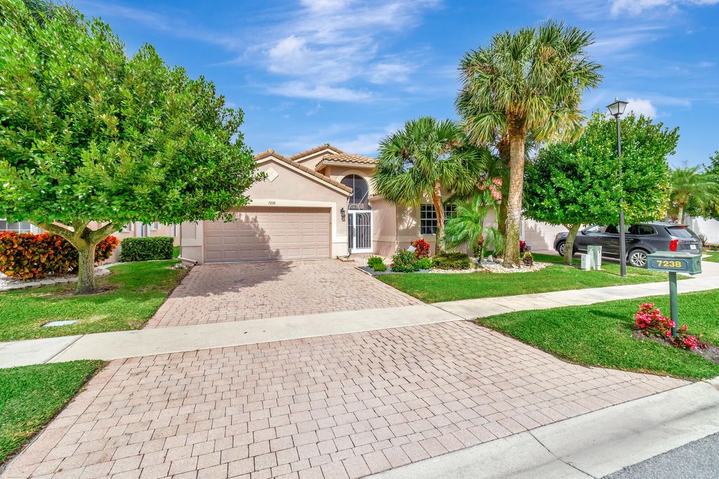 Photo of 7238 Haviland Circle, Boynton Beach, FL 33437 (MLS # R10958558)