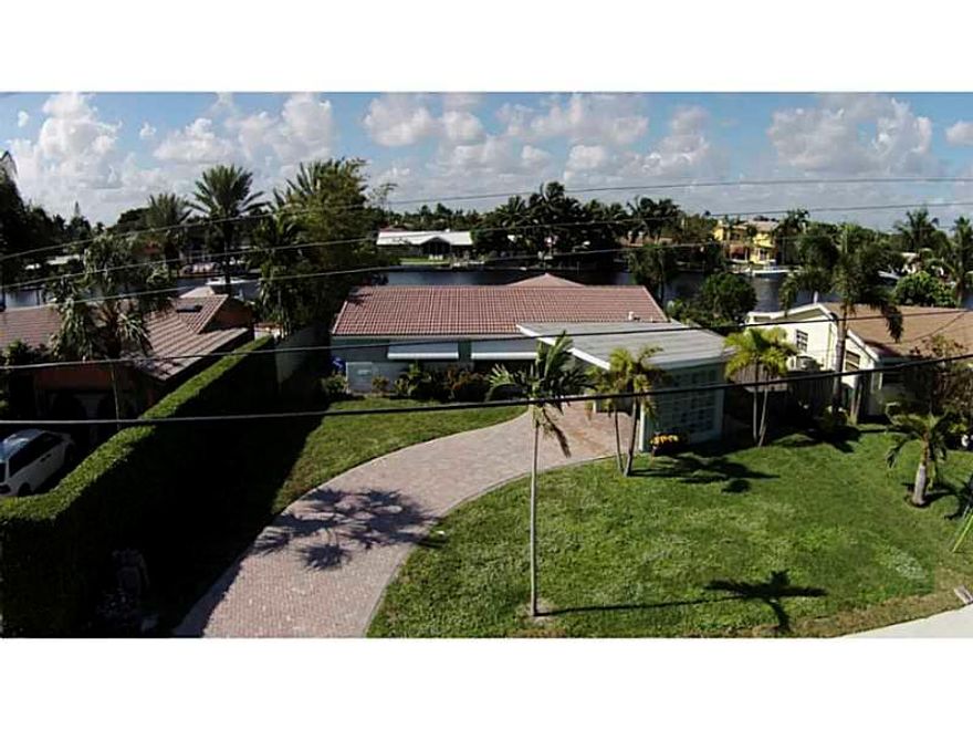 THIS 3BED/2 BATH HOUSE LOCATED ON 80FT OF WATERWAYS WITH UNBELIEVEABLE VIEW,WITH HIGHEST FIXED BRIDGE.UPDATED KITCHEN WITH SS APPLIANCES AND GLASS SPLASHBACKS,INTERIOR AND EXTERIOR FRESH PAINT,TERRAZO FLOORS,NEAR ALL RESTURANTS,STORES,TRANSPORTATION