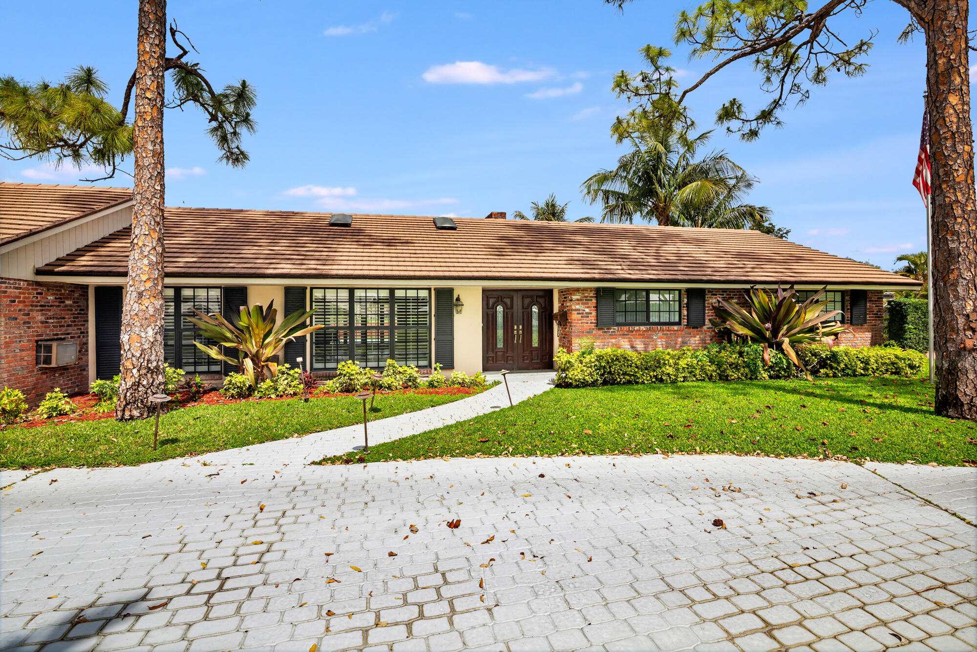 320 N Country Club Drive