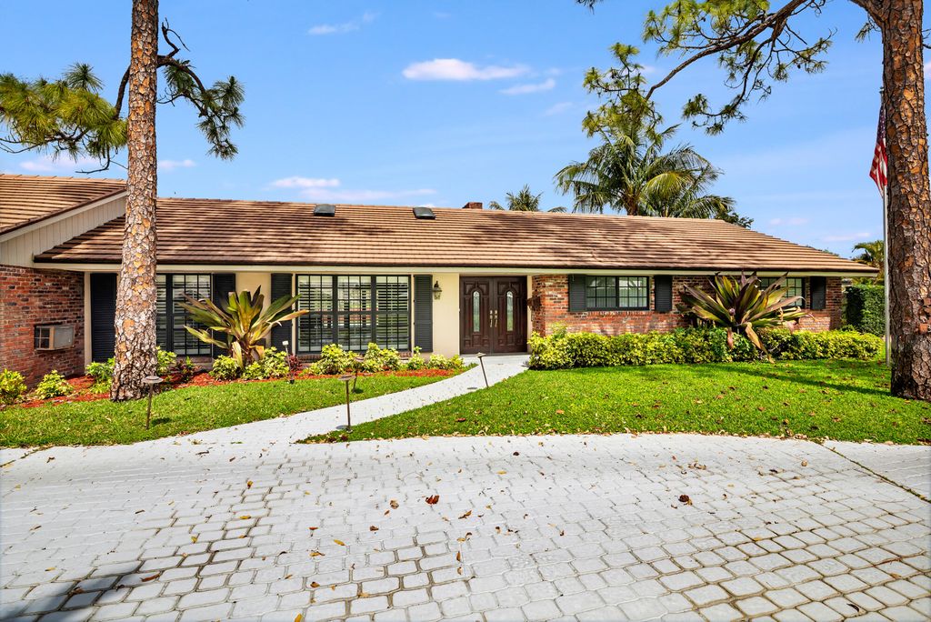 Photo of 320 N Country Club Drive, Atlantis, FL 33462 (MLS # B26002718)