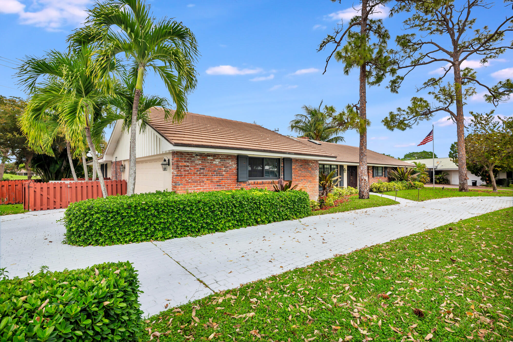 320 N Country Club Drive