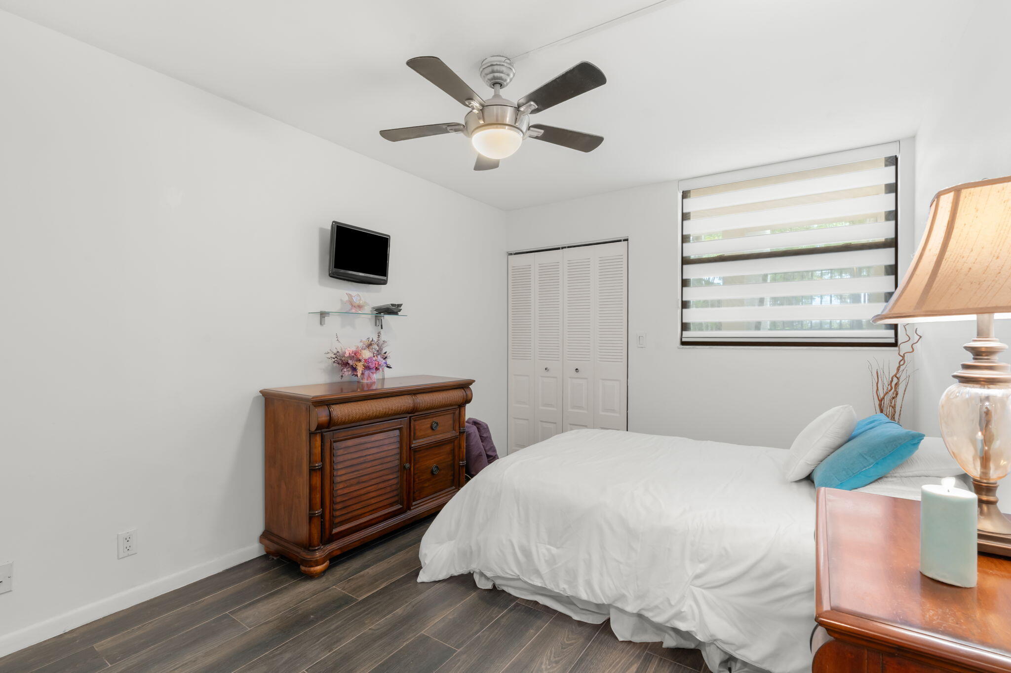 LAKE EMERALD CONDOMINIUM NO SIX - Residential