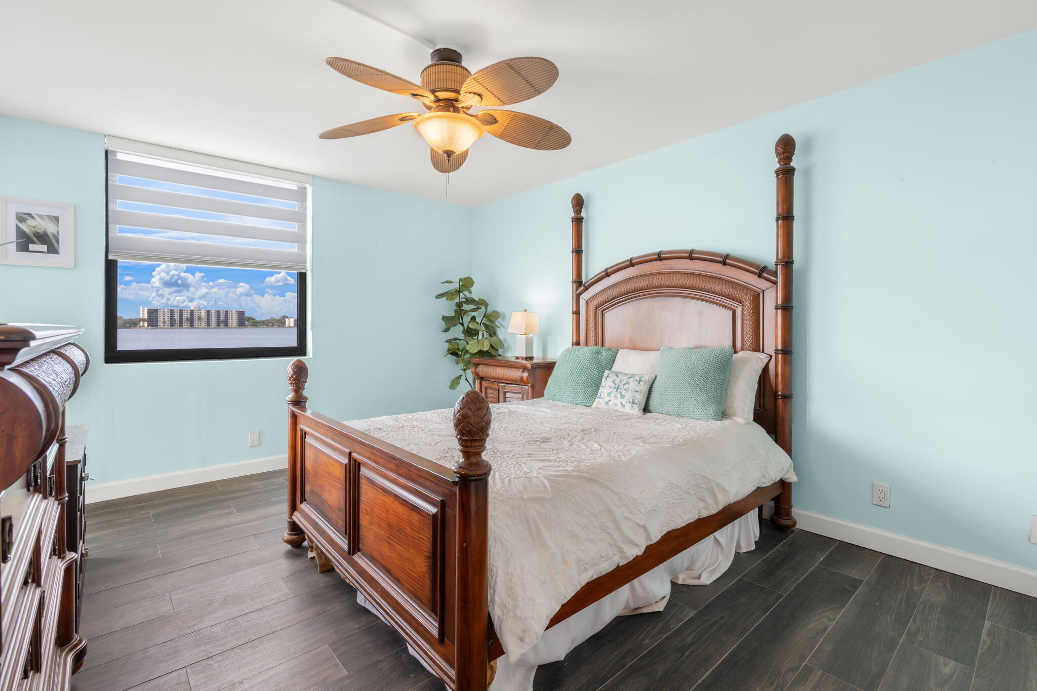 LAKE EMERALD CONDOMINIUM NO SIX - Residential