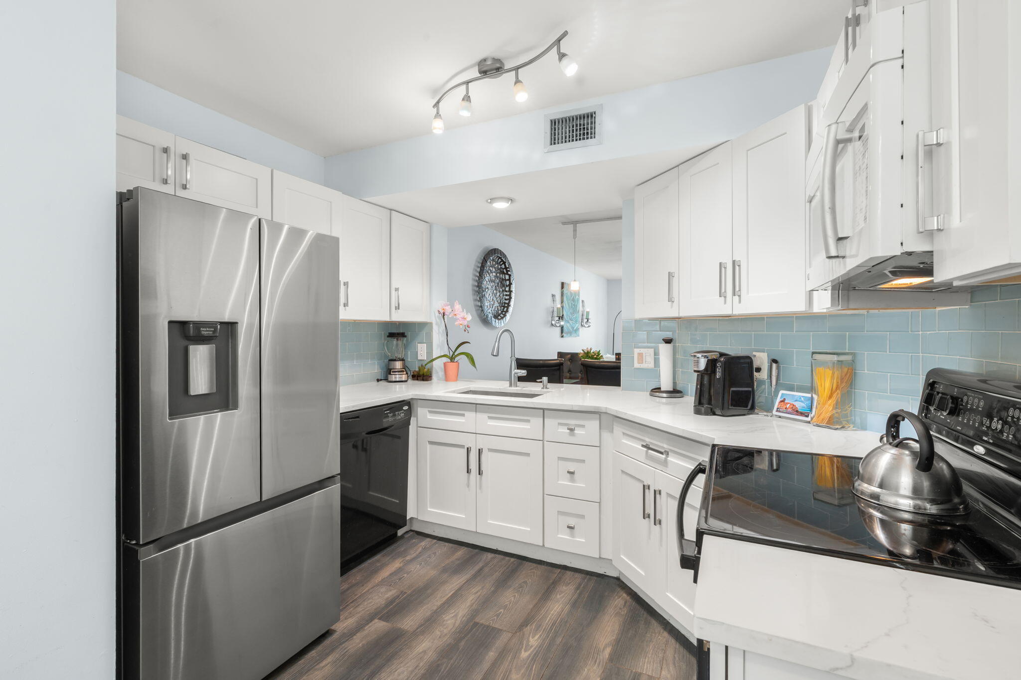 LAKE EMERALD CONDOMINIUM NO SIX - Residential