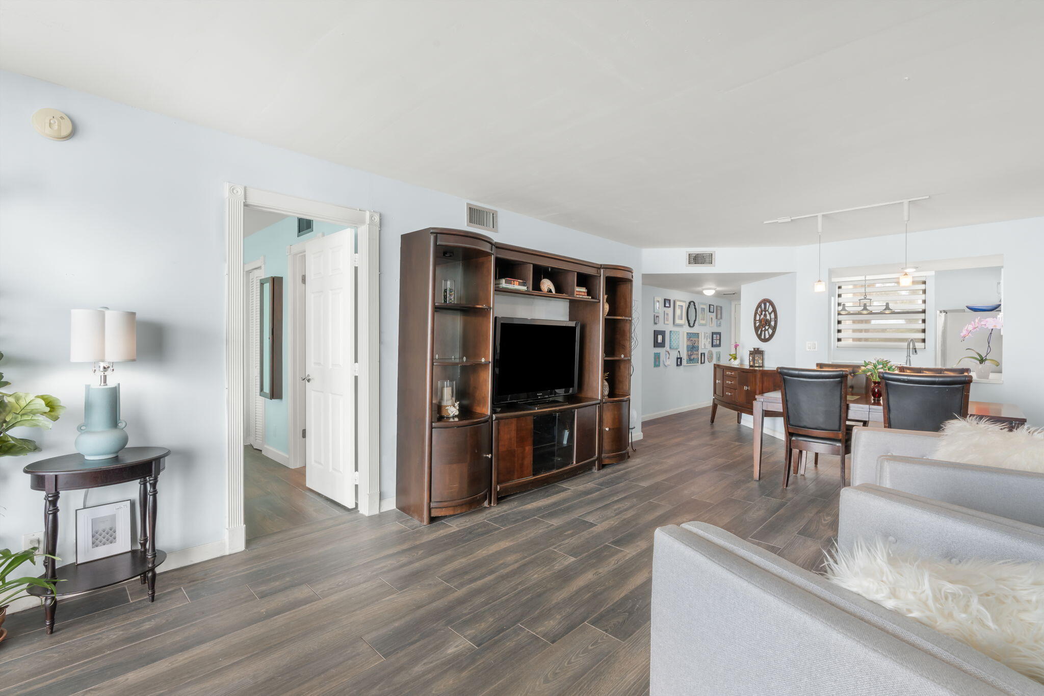LAKE EMERALD CONDOMINIUM NO SIX - Residential