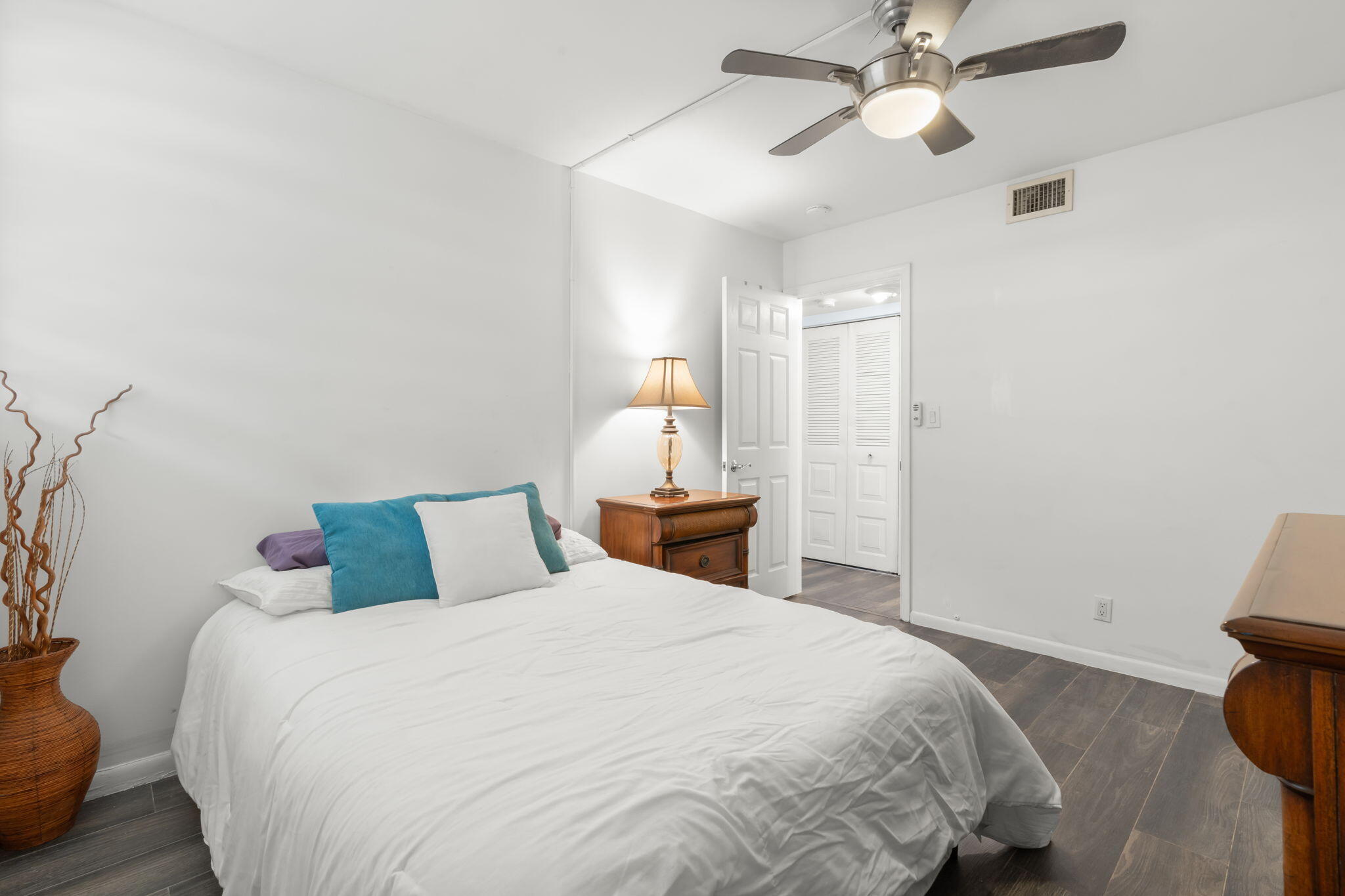 LAKE EMERALD CONDOMINIUM NO SIX - Residential