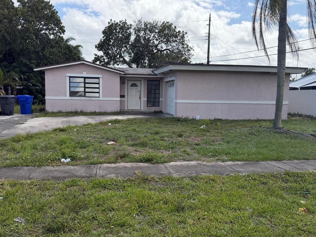 Photo of 6572 Pierce Street, Hollywood, FL 33024 (MLS # B26009292)