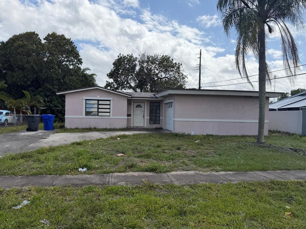 Photo of 6572 Pierce Street, Hollywood, FL 33024 (MLS # B26009292)