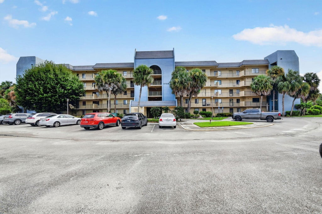 Photo of 2786 TENNIS CLUB Drive #407, West Palm Beach, FL 33417 (MLS # B26072041)
