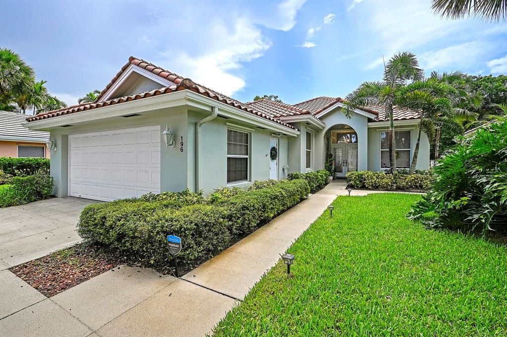 Photo of 196 Hampton Circle, Jupiter, FL 33458 (MLS # R10818311)
