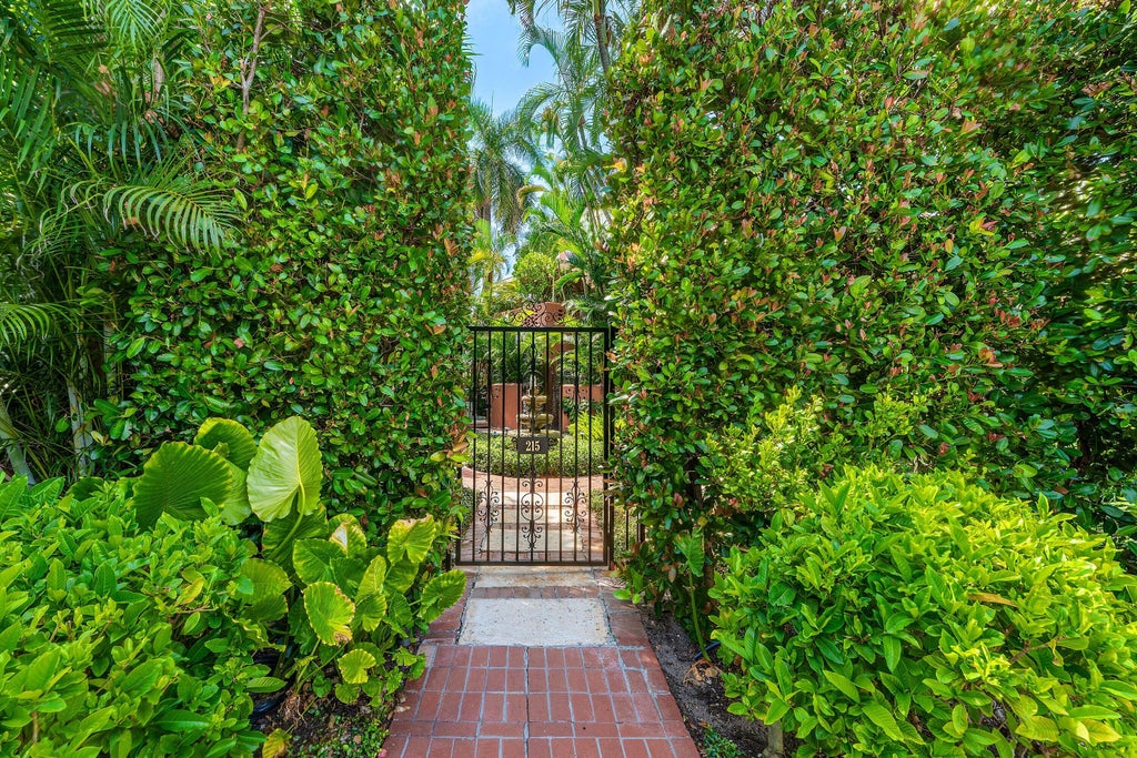 Photo of 215 PHIPPS Plaza #2, Palm Beach, FL 33480 (MLS # B26071047)