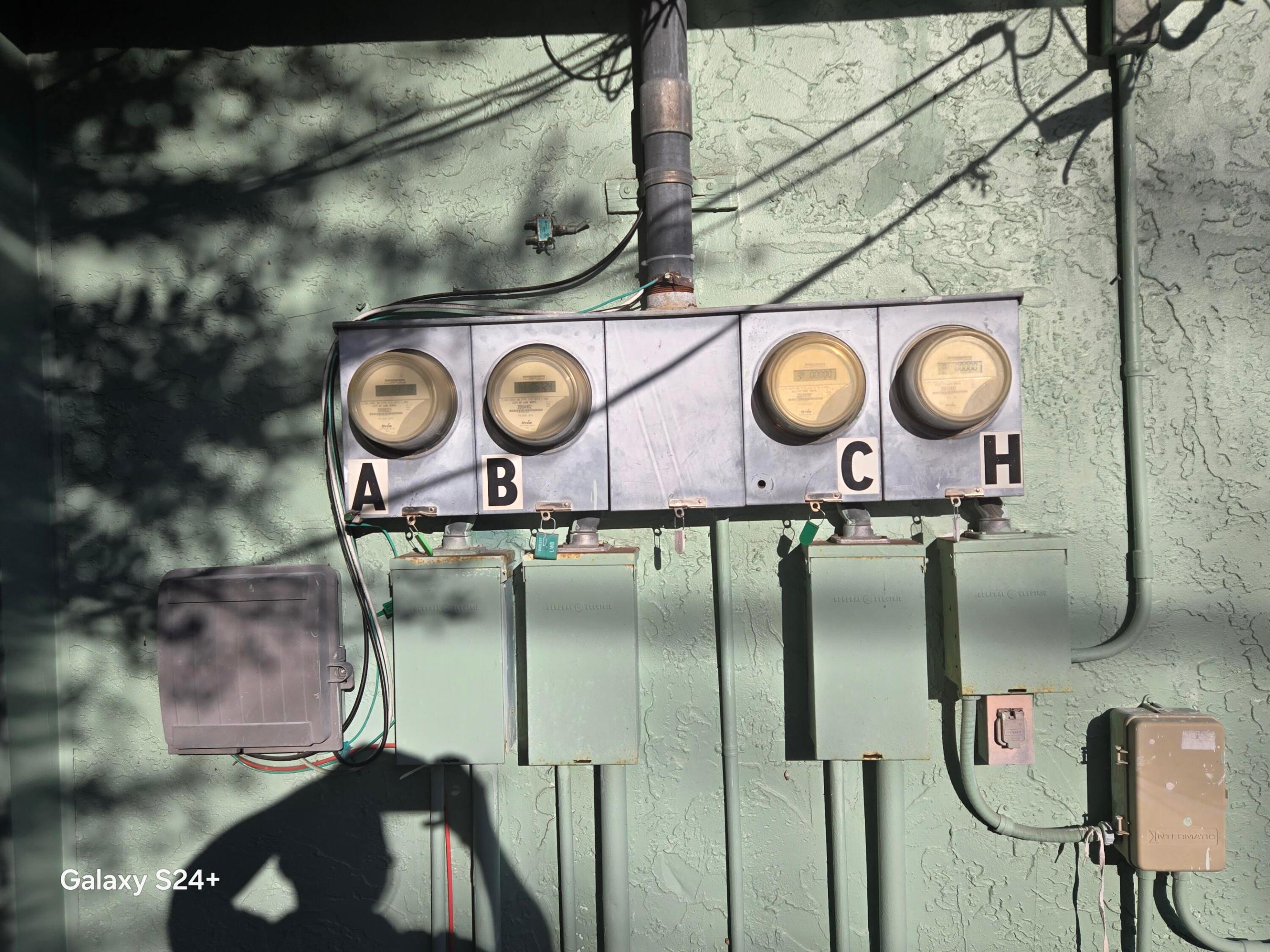 LAKE WORTH TOWN - Residential Income