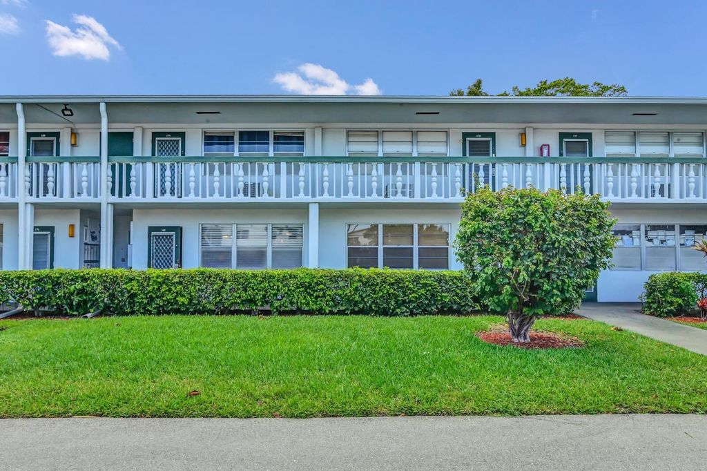 Photo of 169 Oakridge L #169, Deerfield Beach, FL 33442 (MLS # R11108309)