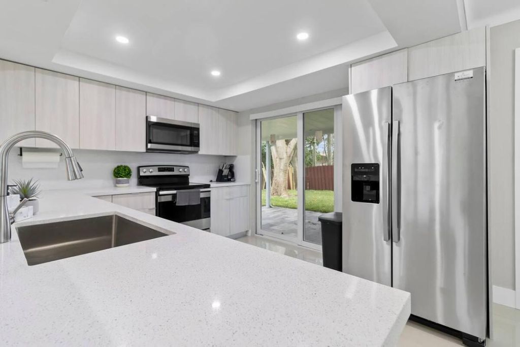 Photo of 426 SW 8th Avenue, Boynton Beach, FL 33435 (MLS # R11136549)