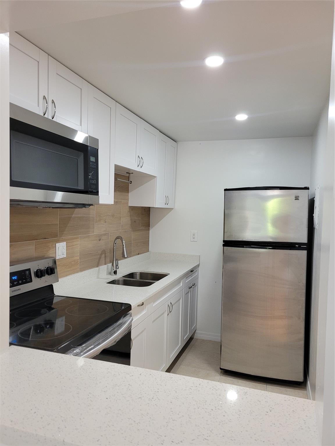 THREE HORIZONS NORTH COND - Residential Lease