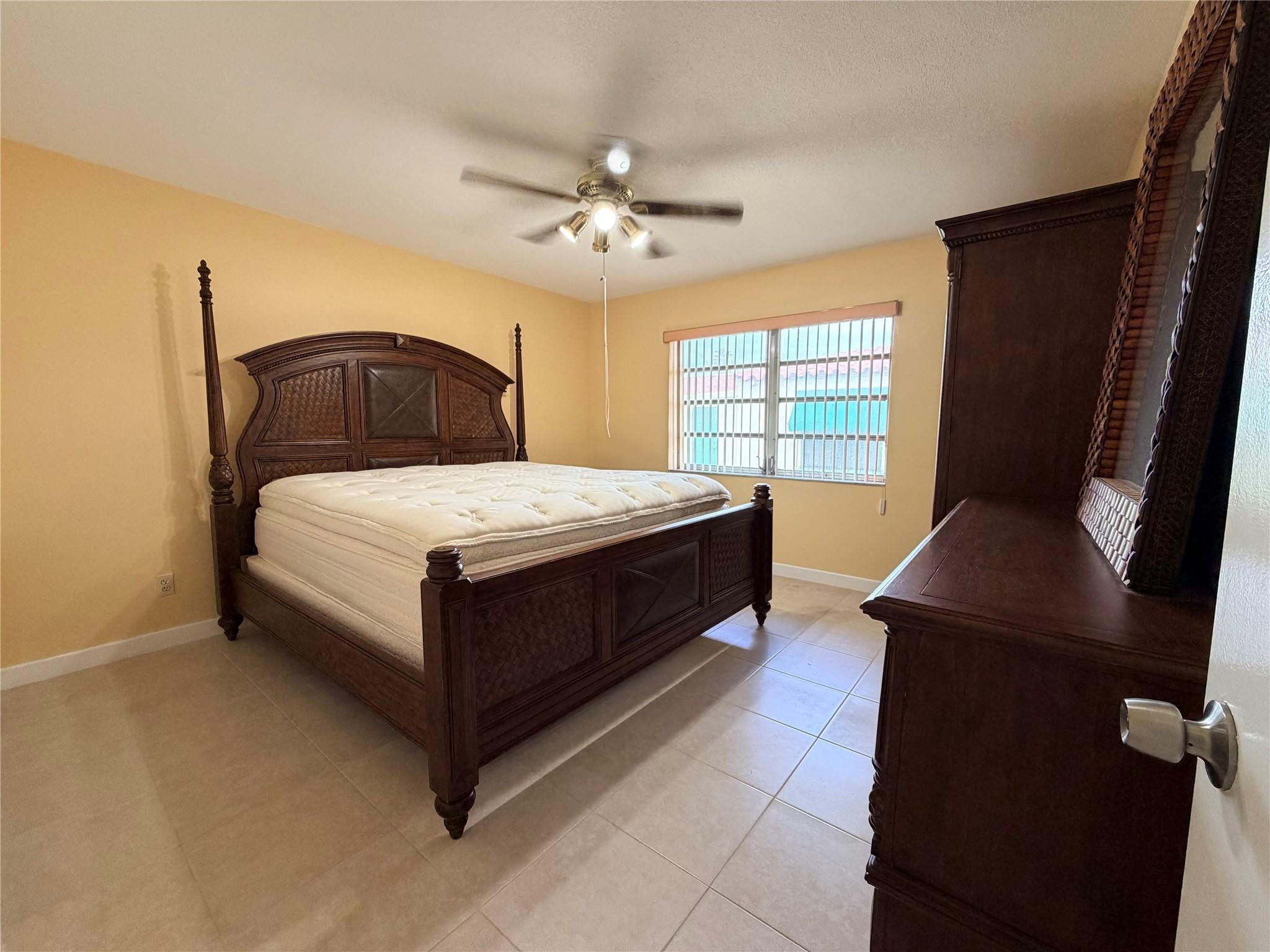 North Hollywood 4-1 B - Residential Lease