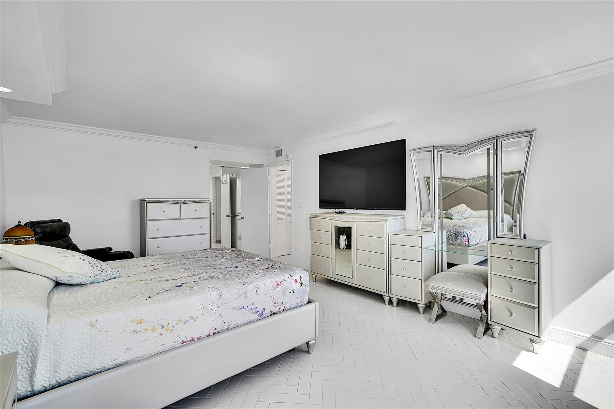 THE SUMMIT CONDO - Residential Lease