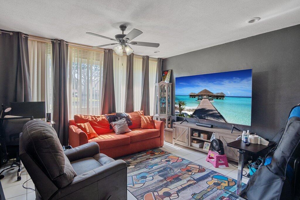 CRESTHAVEN TOWNHOMES SEC 4 CONDO - Residential