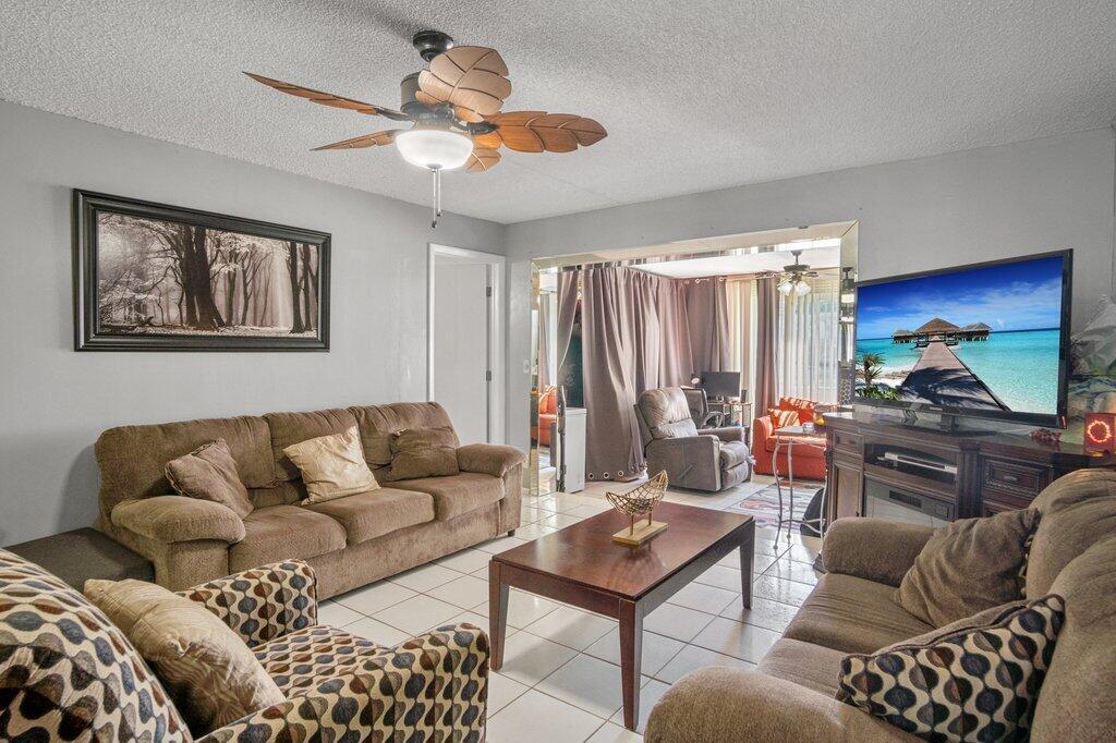 CRESTHAVEN TOWNHOMES SEC 4 CONDO - Residential