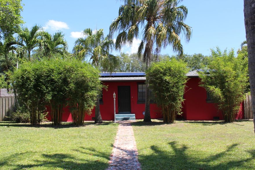 Charming 2BR cottage with a private pool, fenced yard, tropical fruit trees including mango. Pet-friendly and perfectly located near everything Boynton Beach and Delray Beach have to offer-beaches, dining, shopping, and more. Relax and enjoy the best of Florida living!