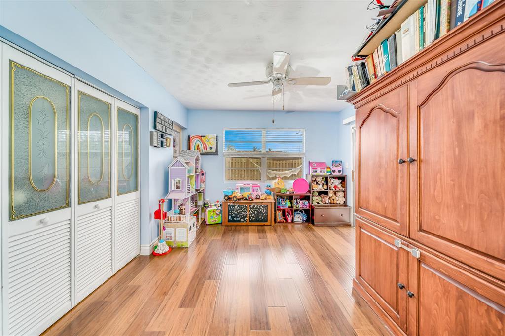 HOLIDAY CITY - Residential