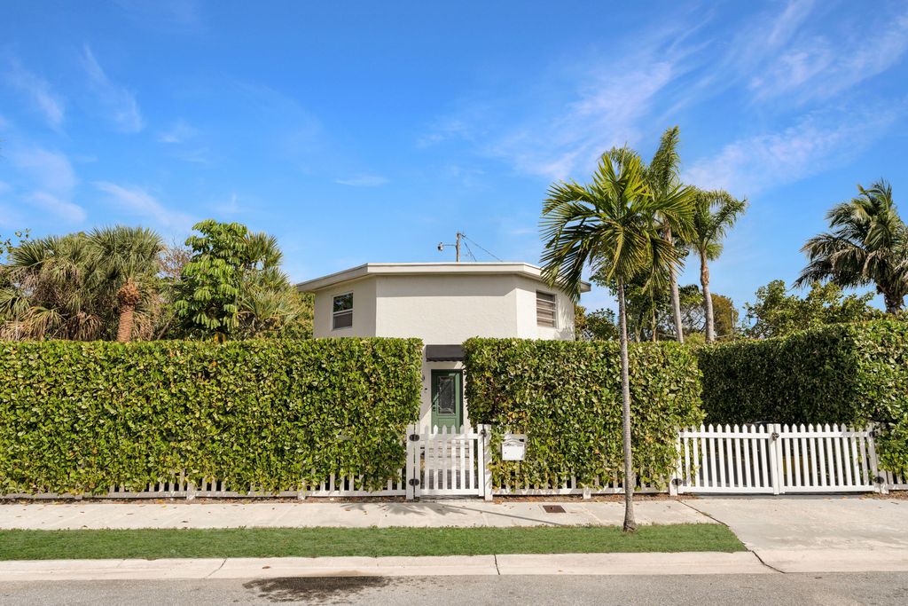 Photo of 943 York Street, West Palm Beach, FL 33401 (MLS # R11169197)