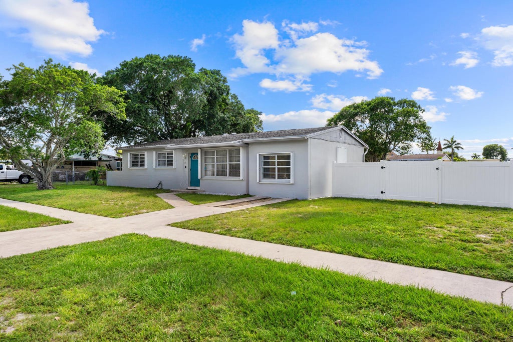 Photo of 153 Abaco Drive, Palm Springs, FL 33461 (MLS # B26044718)