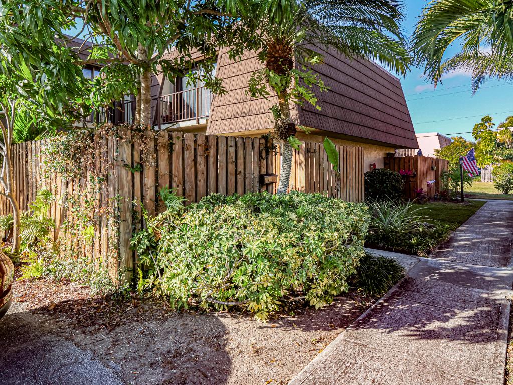 TROPIC GROVES VILLAS J - Residential