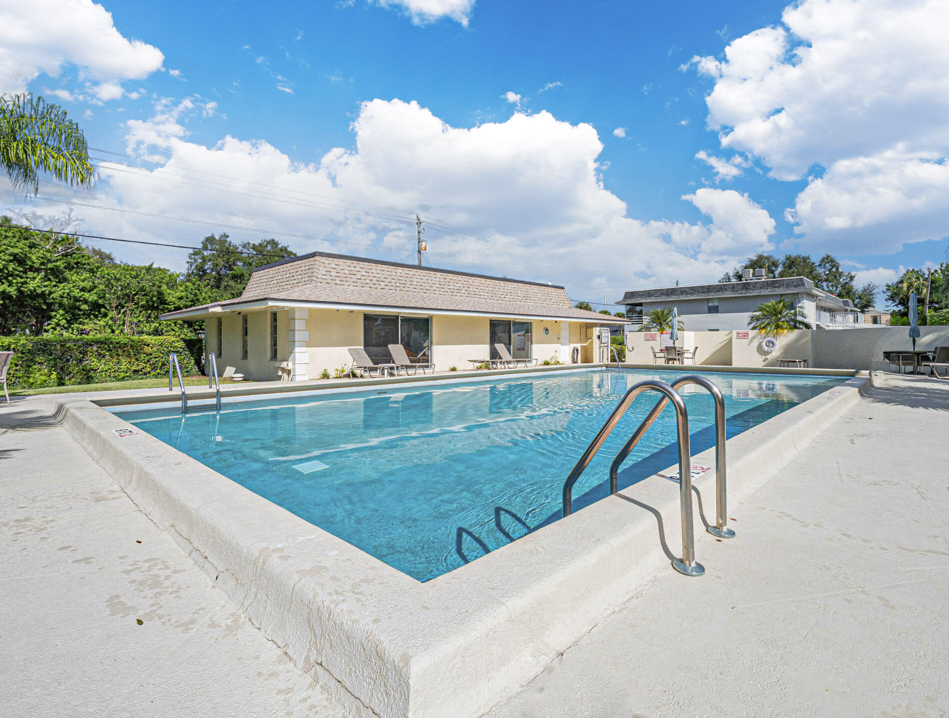 TROPIC GROVES VILLAS J - Residential