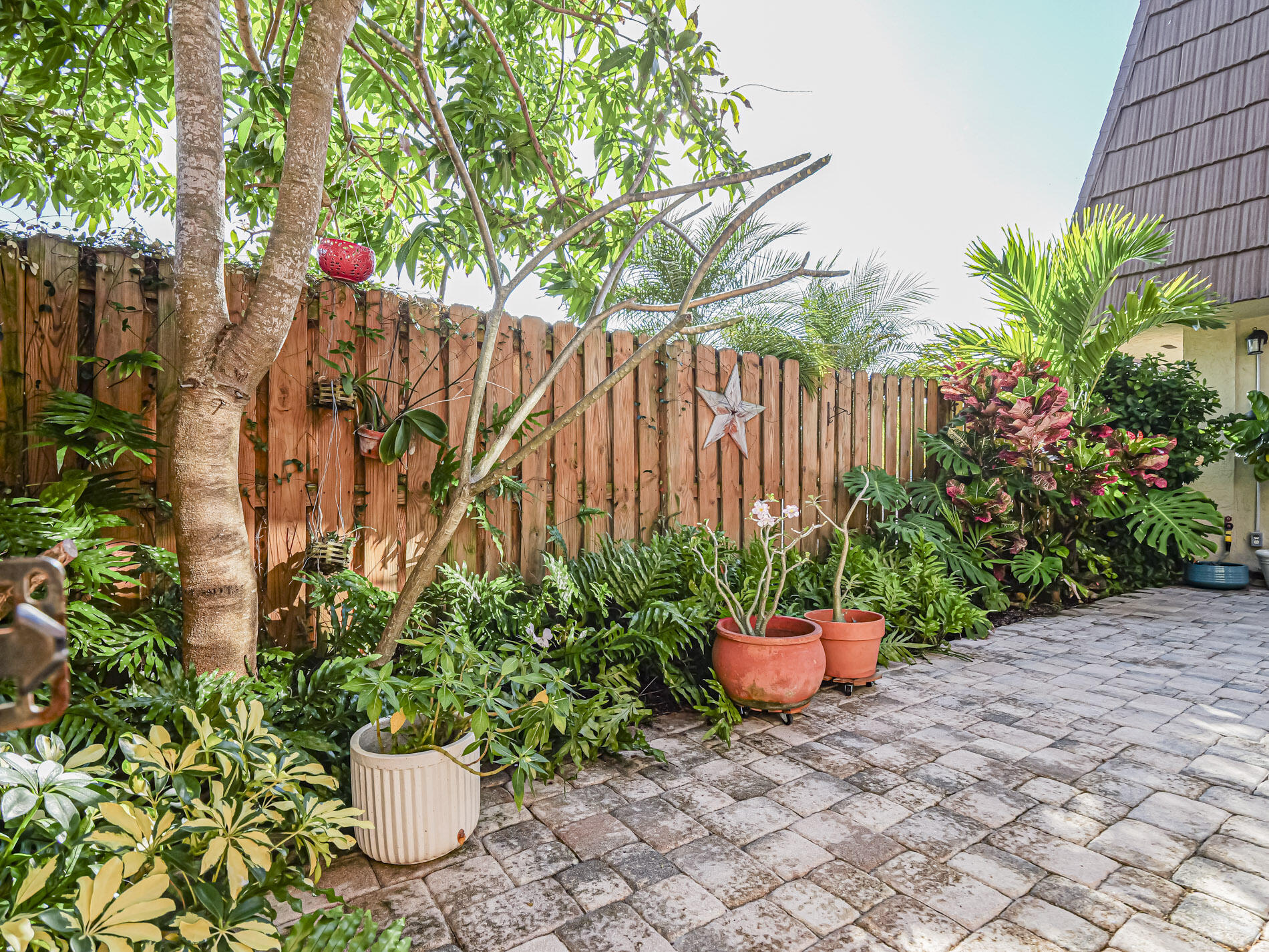 TROPIC GROVES VILLAS J - Residential