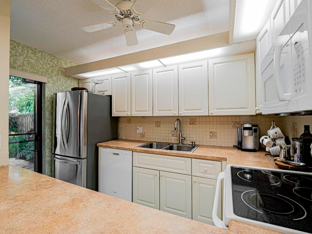 TROPIC GROVES VILLAS J - Residential