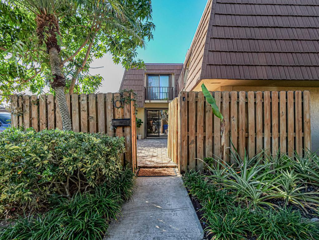 TROPIC GROVES VILLAS J - Residential