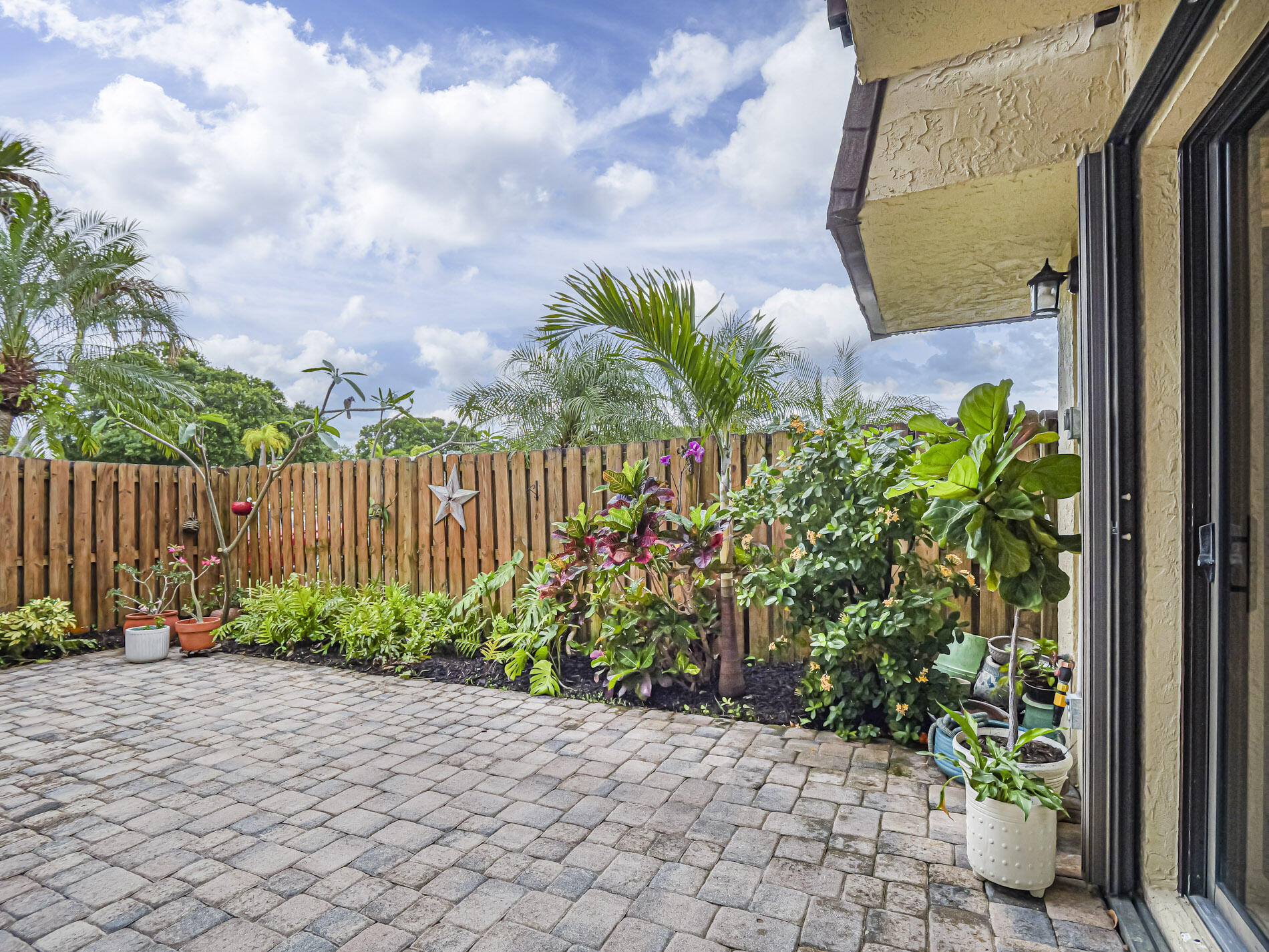 TROPIC GROVES VILLAS J - Residential