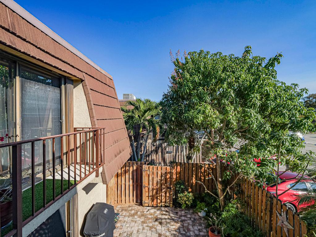 TROPIC GROVES VILLAS J - Residential