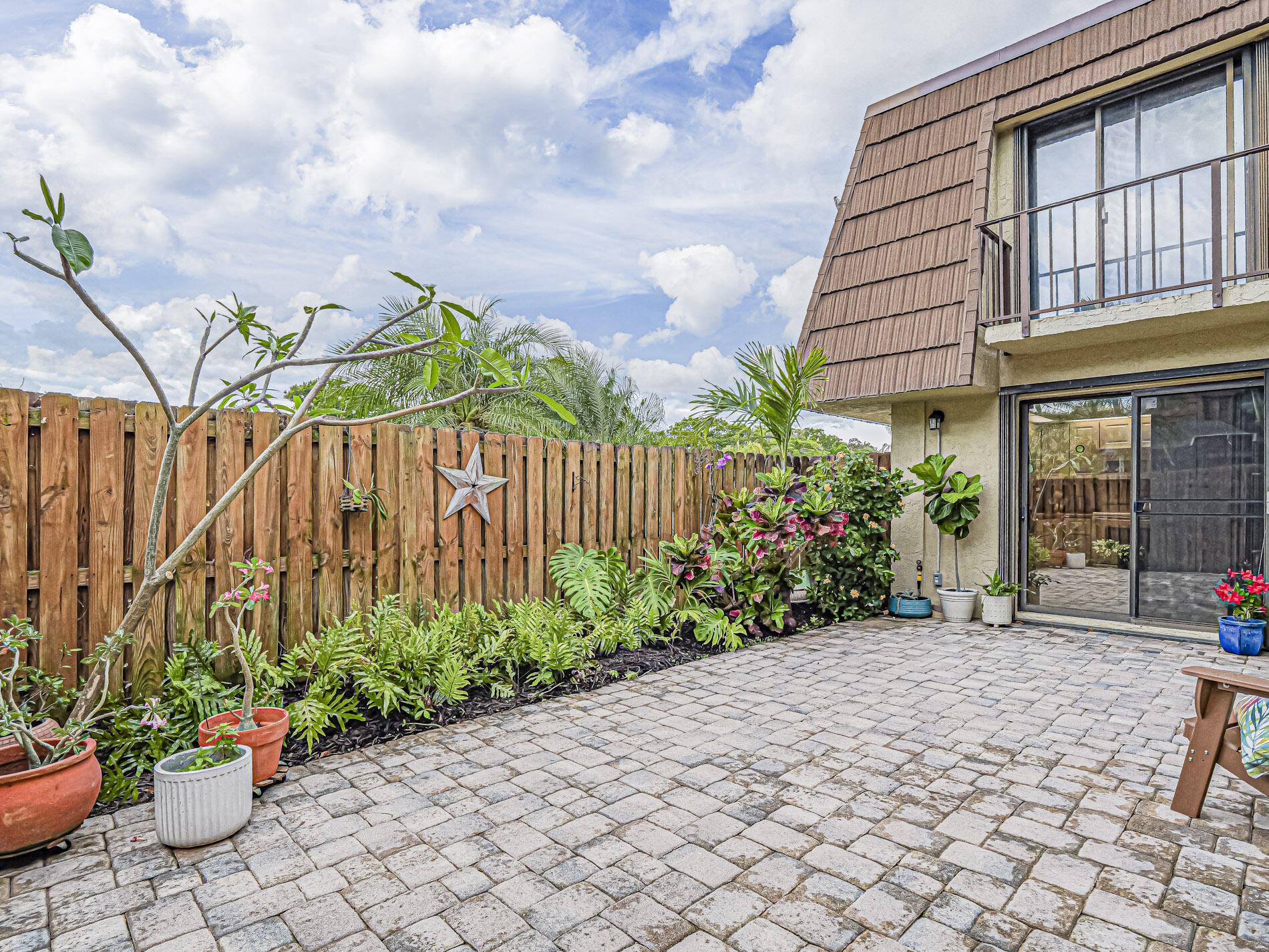 TROPIC GROVES VILLAS J - Residential