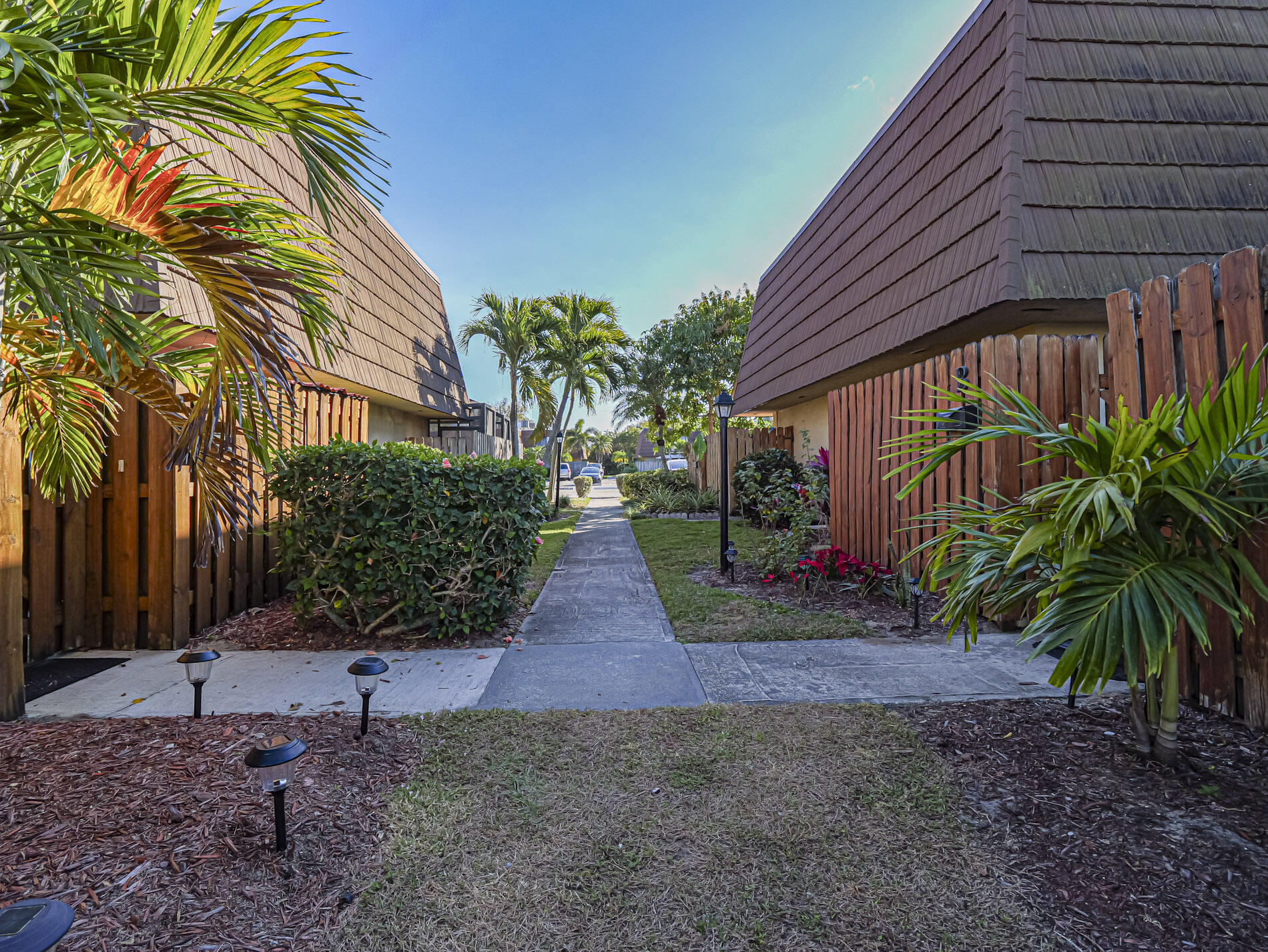 TROPIC GROVES VILLAS J - Residential