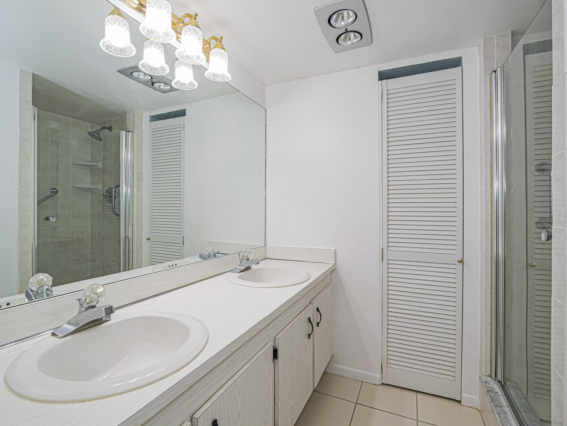 TROPIC GROVES VILLAS J - Residential
