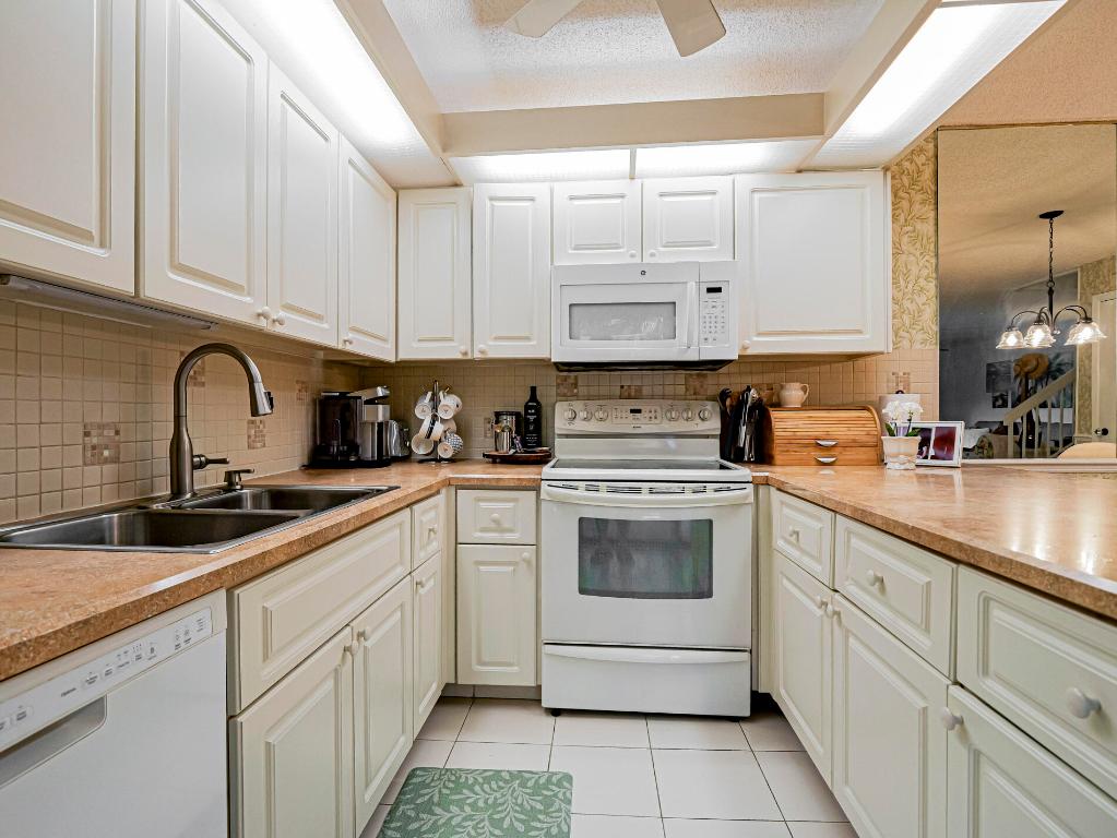 TROPIC GROVES VILLAS J - Residential