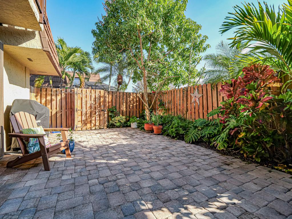 TROPIC GROVES VILLAS J - Residential