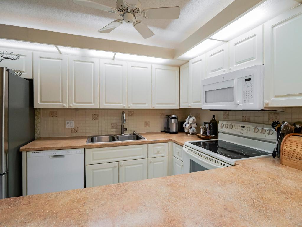 TROPIC GROVES VILLAS J - Residential