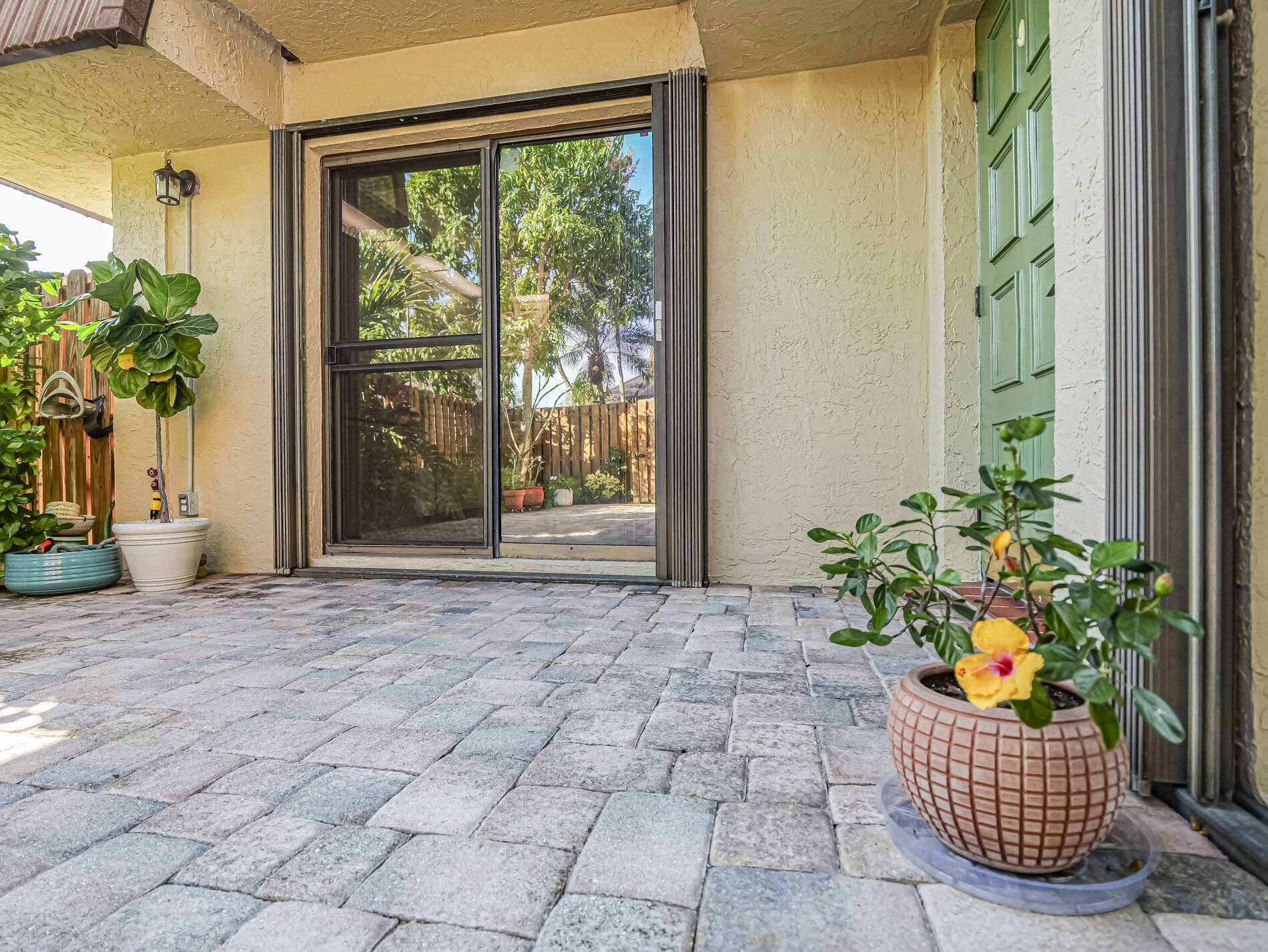 TROPIC GROVES VILLAS J - Residential