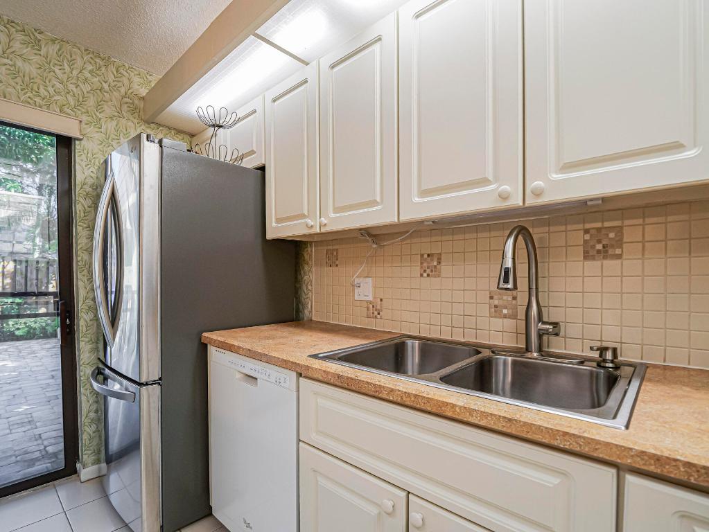 TROPIC GROVES VILLAS J - Residential