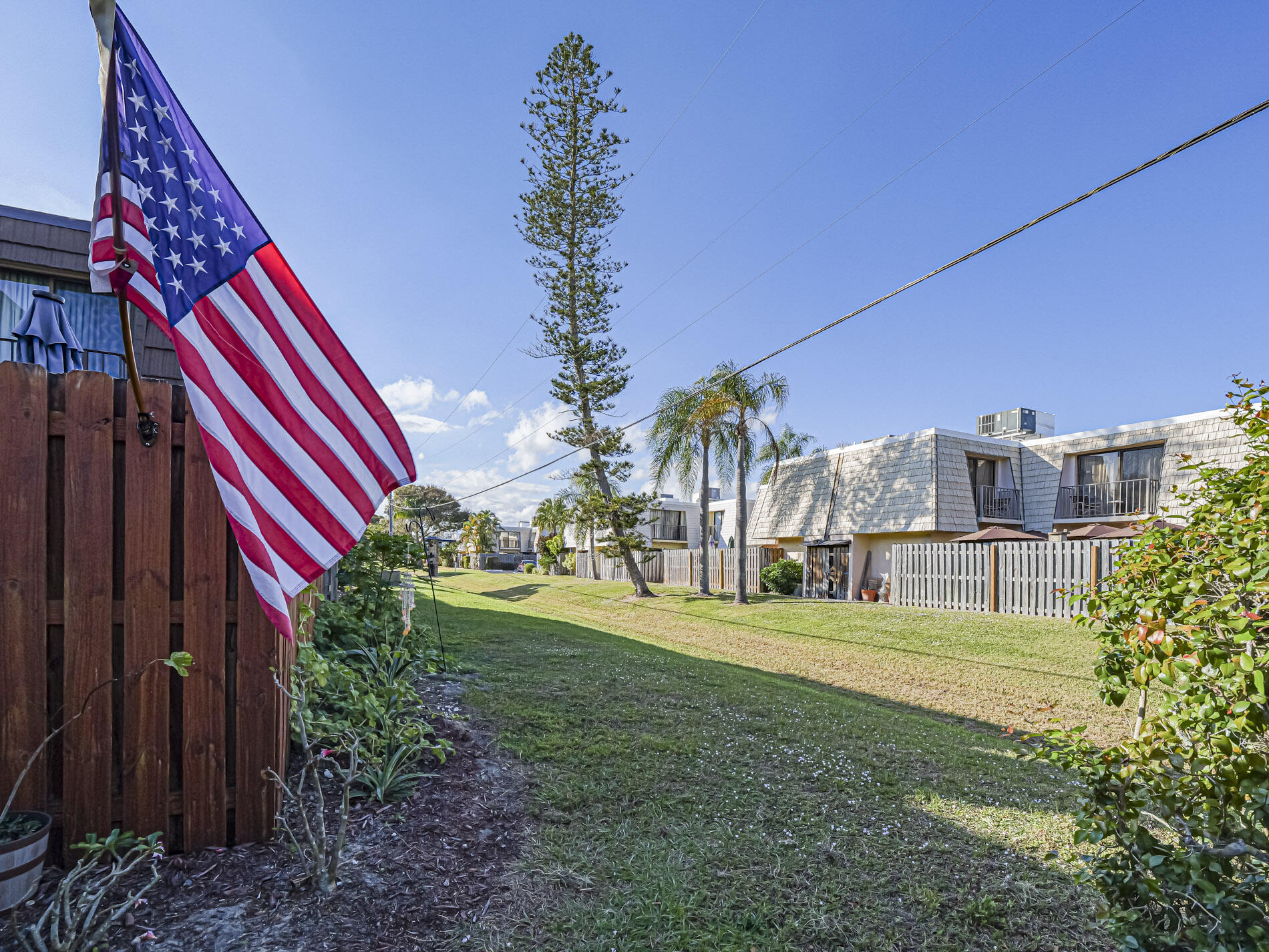 TROPIC GROVES VILLAS J - Residential