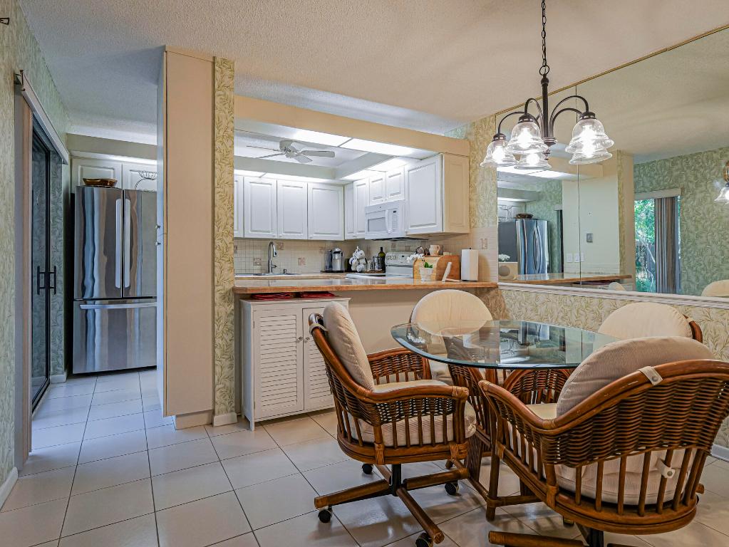 TROPIC GROVES VILLAS J - Residential