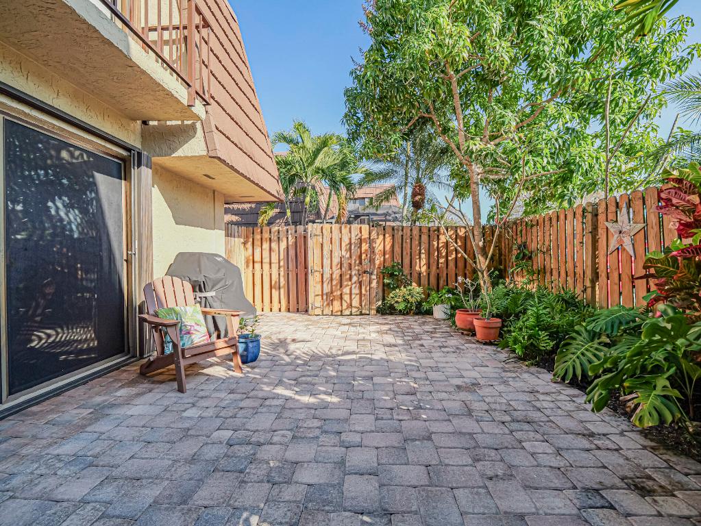 TROPIC GROVES VILLAS J - Residential