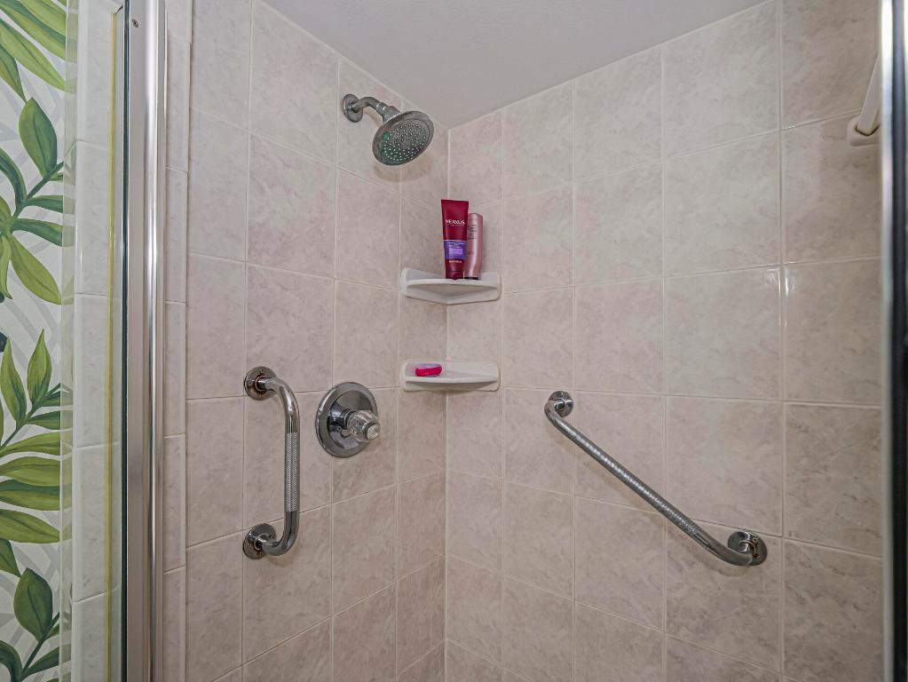 TROPIC GROVES VILLAS J - Residential