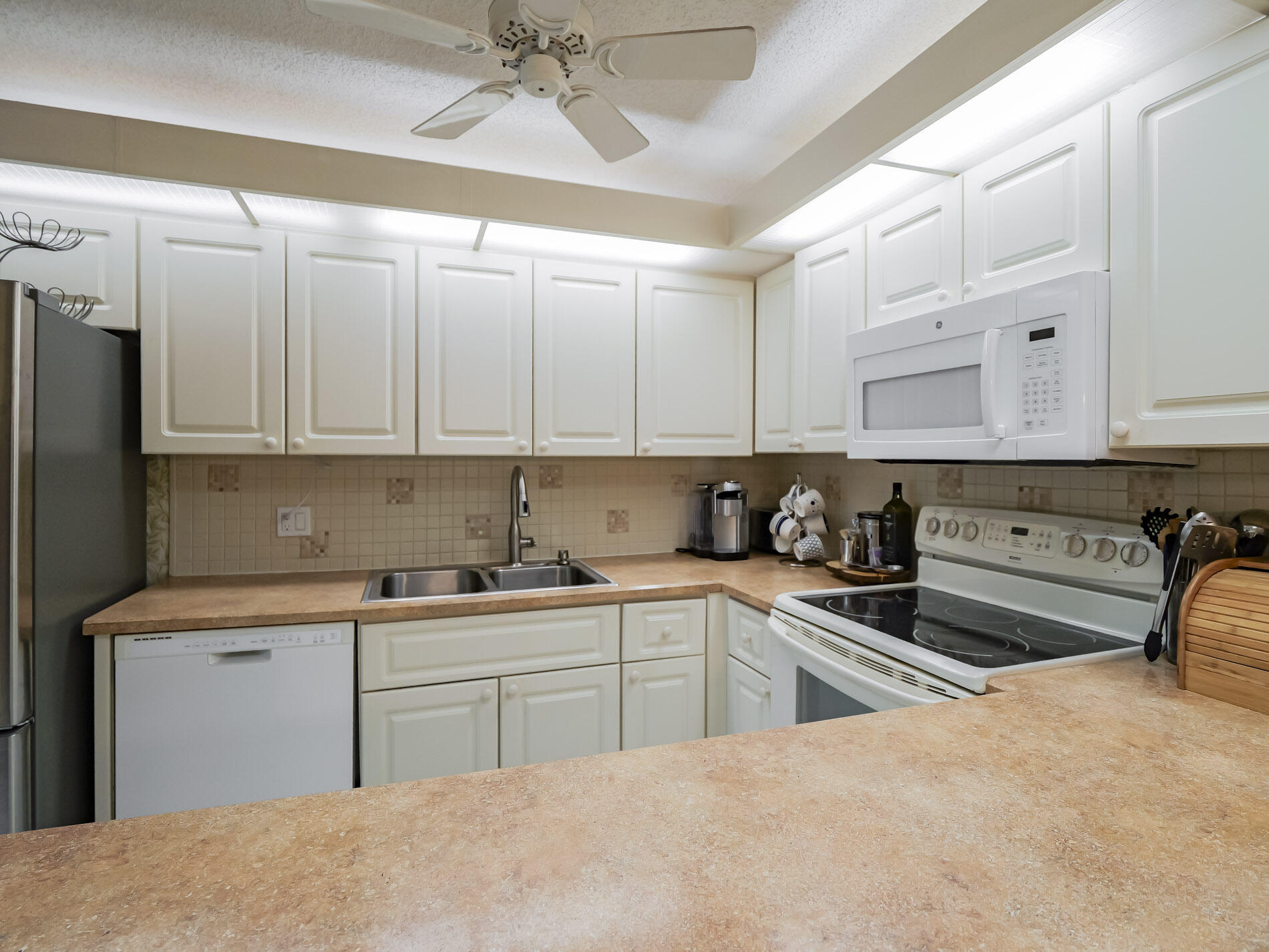 TROPIC GROVES VILLAS J - Residential